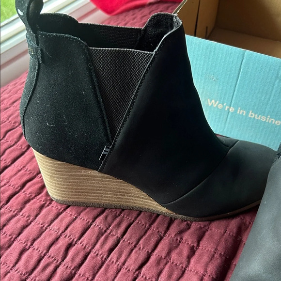 Toms Black Ankle Booties with Tan Wedge - Picture 2 of 12